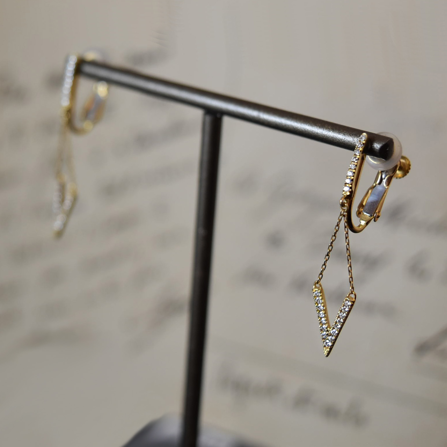 3つのスクエアのすかしに カットデザインが華やかなフックピアス  